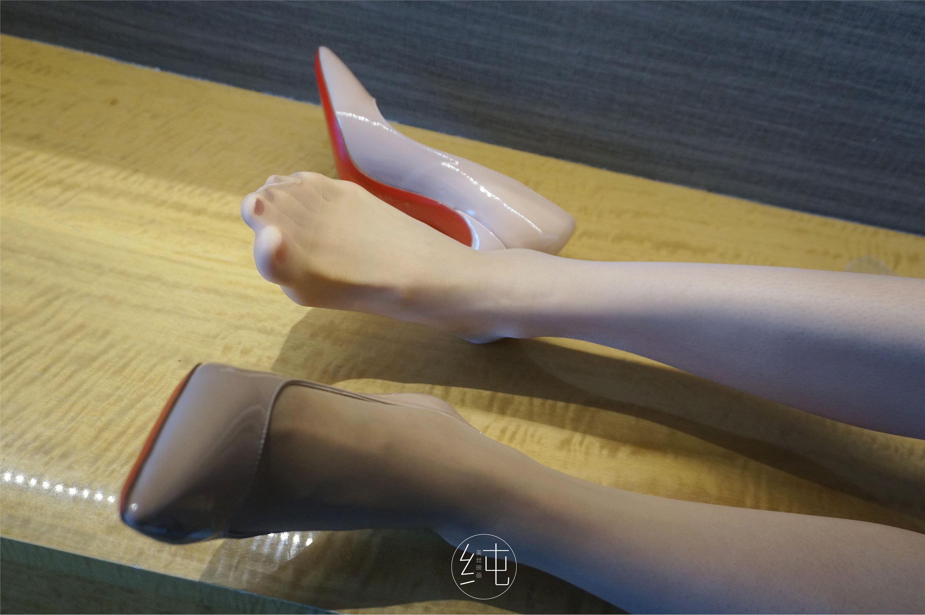 美丝映画 Vol.002 小姐姐酒店浴袍肉丝1